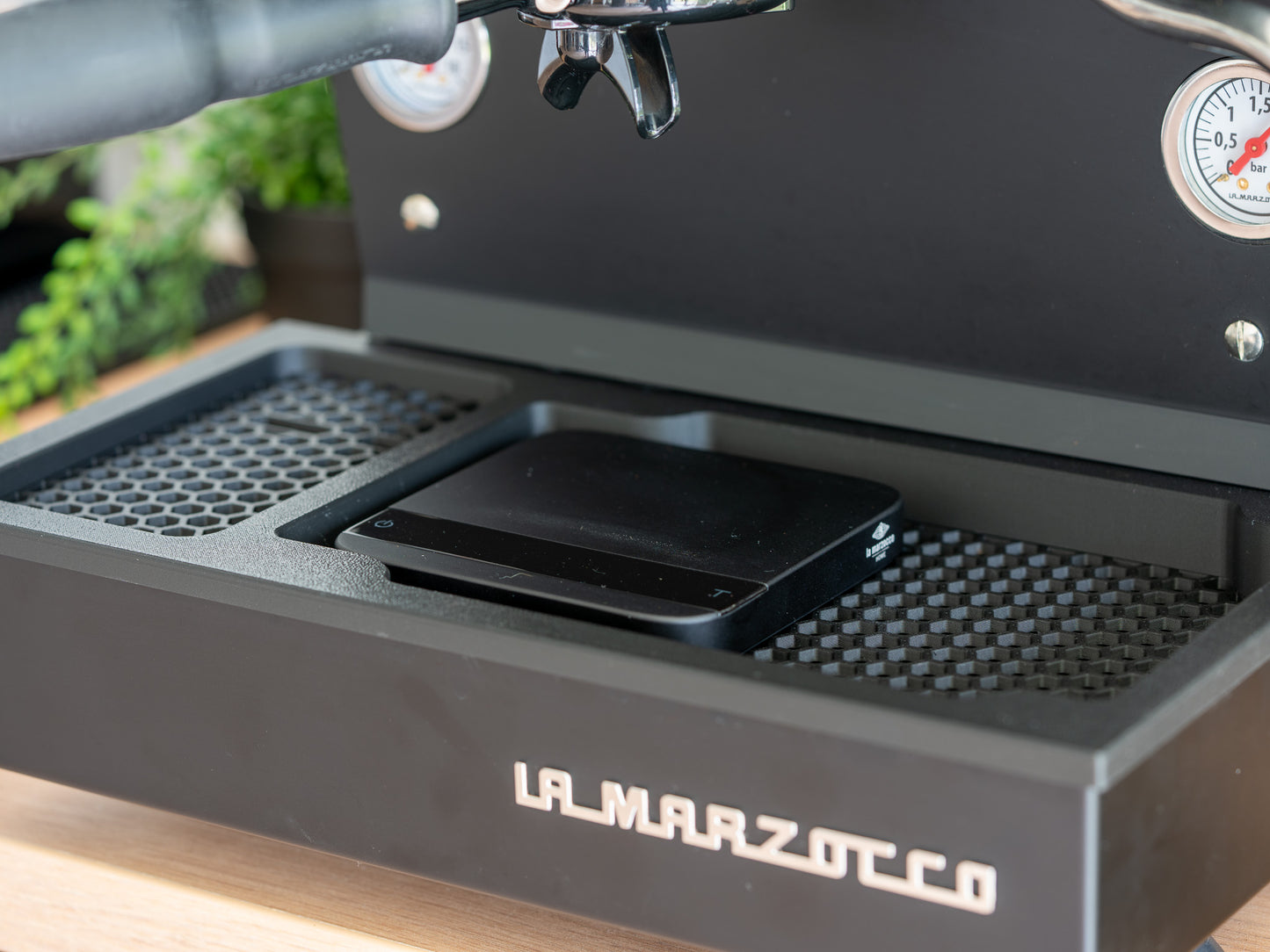 La Marzocco Linea Mini R Zubehör – Abtropfgitter mit Waagen-Aussparung (Acaia Lunar Driptray)
