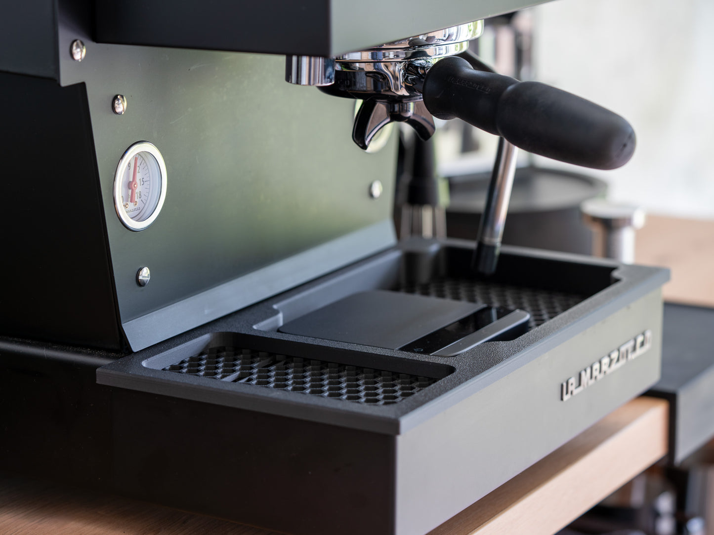 La Marzocco Linea Mini R Zubehör – Abtropfgitter mit Waagen-Aussparung (Acaia Lunar Driptray)