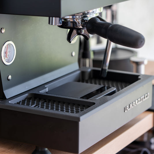 La Marzocco Linea Mini R Zubehör – Abtropfgitter mit Waagen-Aussparung (Acaia Lunar Driptray)