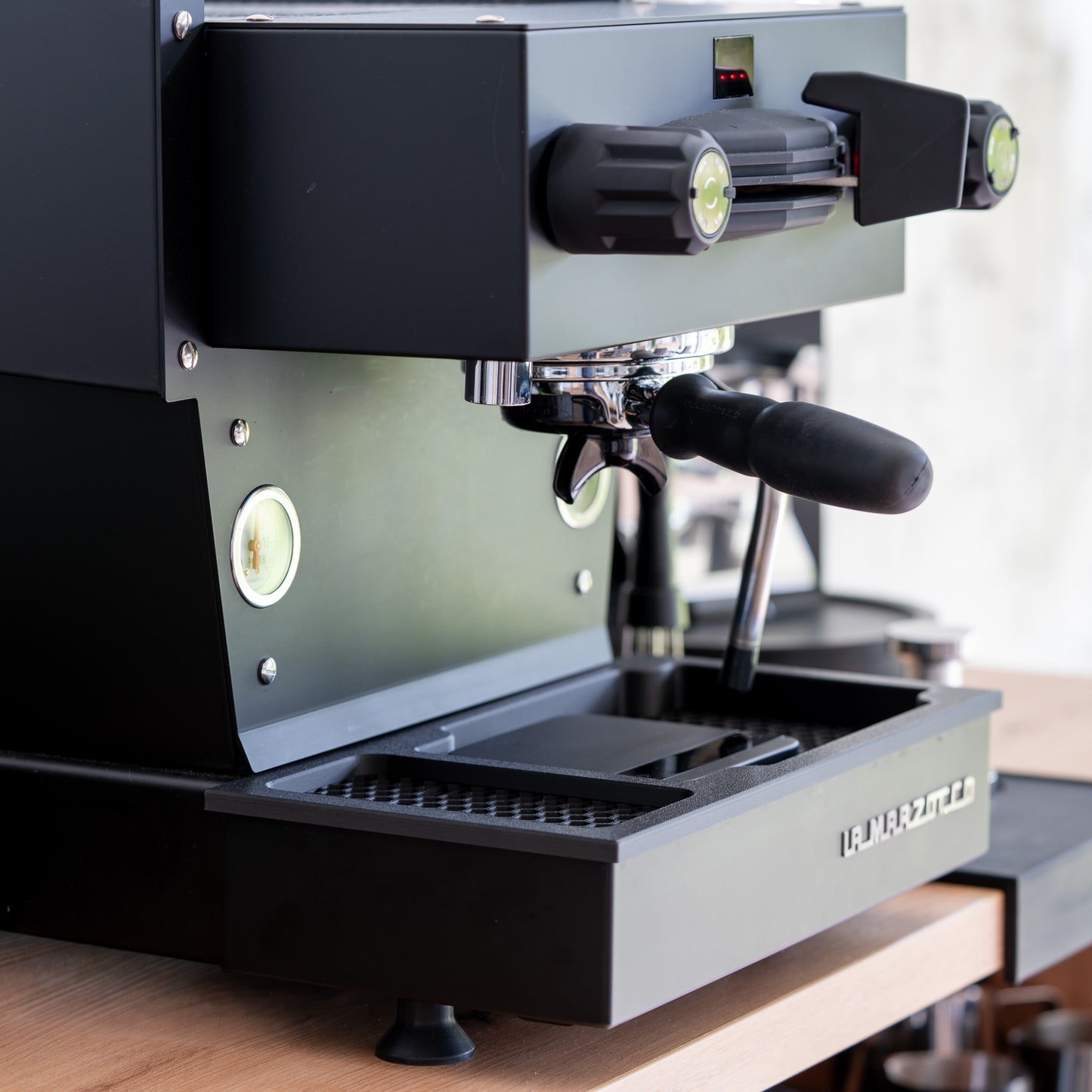 La Marzocco Linea Mini R Zubehör – Abtropfgitter mit Waagen-Aussparung (Acaia Lunar Driptray)